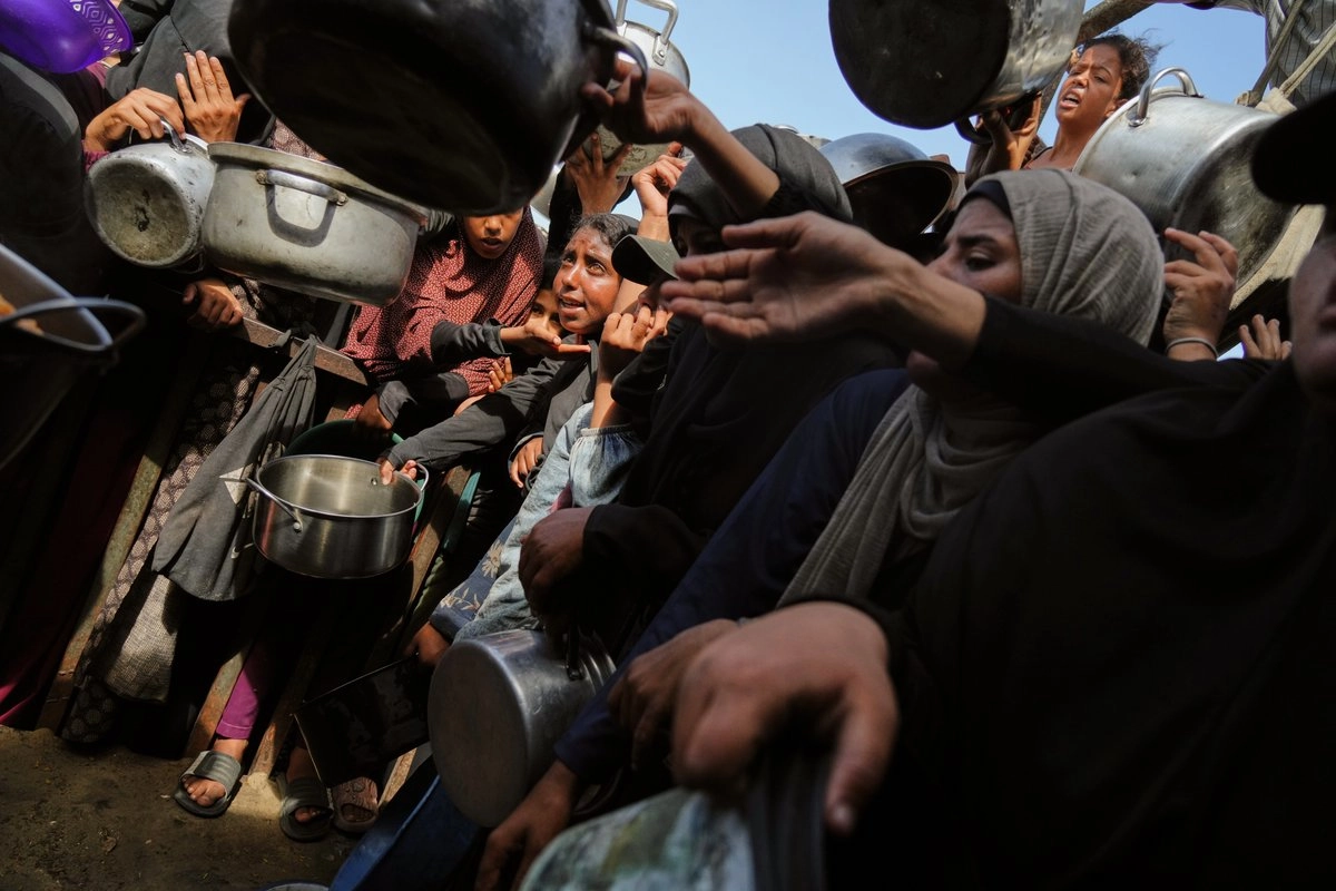 Tom Fletcher, Subsecretario General de Asuntos Humanitarios y Coordinador de Ayuda de Emergencia de la ONU, aseguró que una vez concretado el alto al fuego en Gaza enviarán suministros al enclave para 2.1 millones de palestinos que requieren ayuda alimentaria y 500 mil que necesitan nutrición. Foto 