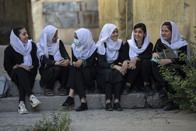  Un grupo de estudiantes afganas a la salida de una escuela de Kabul. Foto Europa Press