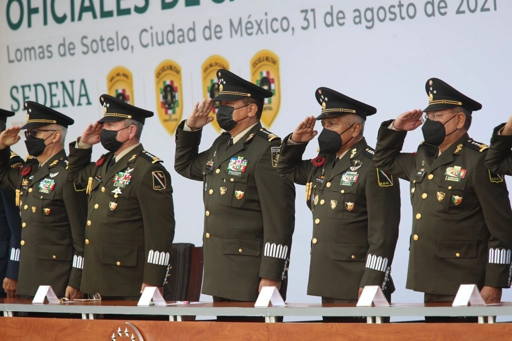 El secretario de la Defensa Nacional, el general Luis Cresencio Sandoval, preside la ceremonia de graduación de las Escuelas Militares de Medicina, Odontología, Oficiales de Sanidad y Enfermería, en la Escuela Militar de Medicina de la Ciudad de México, el 31 de agosto de 2021. Foto María Luisa Severiano