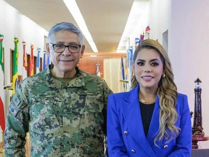 El almirante Raymundo Pedro Morales Ángeles en compañía de Evelyn Salgado, gobernadora del estado de Guerrero. Foto Gustavo Castillo