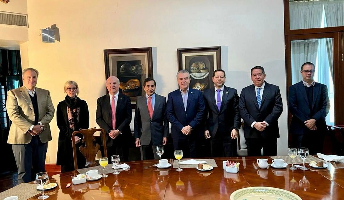 Los titulares de Concamin y SHCP, José Abugaber Andonie y Rogelio Ramírez de la O, durante el Acuerdo de Apertura contra la Inflación y la Carestía en León, Guanajuato. Foto @CONCAMIN