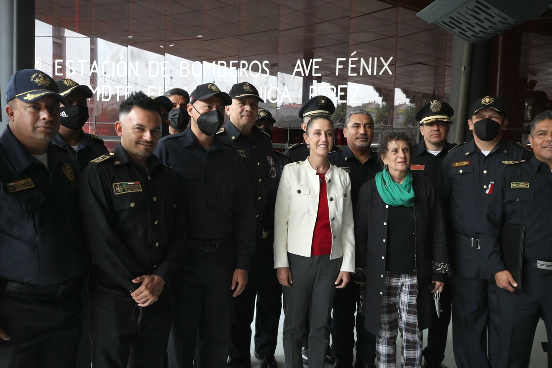 La jefa de Gobierno, Claudia Sheinbaum, encabezó ayer la entrega de reconocimientos a bomberos en el marco del 135 aniversario de la corporación. Foto María Luisa Severiano