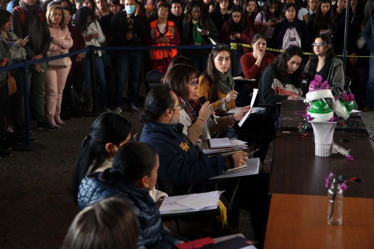 Autoridades de la Facultad de Filosofía y Letras de la UNAM durante el diálogo sobre el paro de labores, realizado en los pilares de la institución en Ciudad Universitaria, el 15 de enero de 2020. Foto Jesús Villaseca