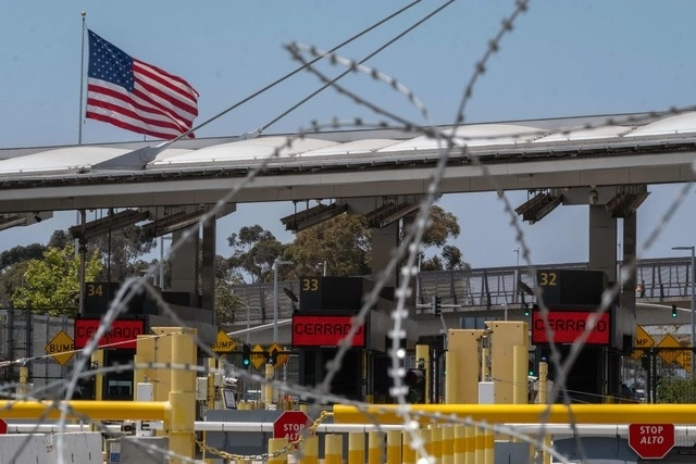 Líneas cerradas en el puerto de cruce de San Ysidro en la frontera entre EU y México, vistas desde Tijuana, BC. Foto Afp