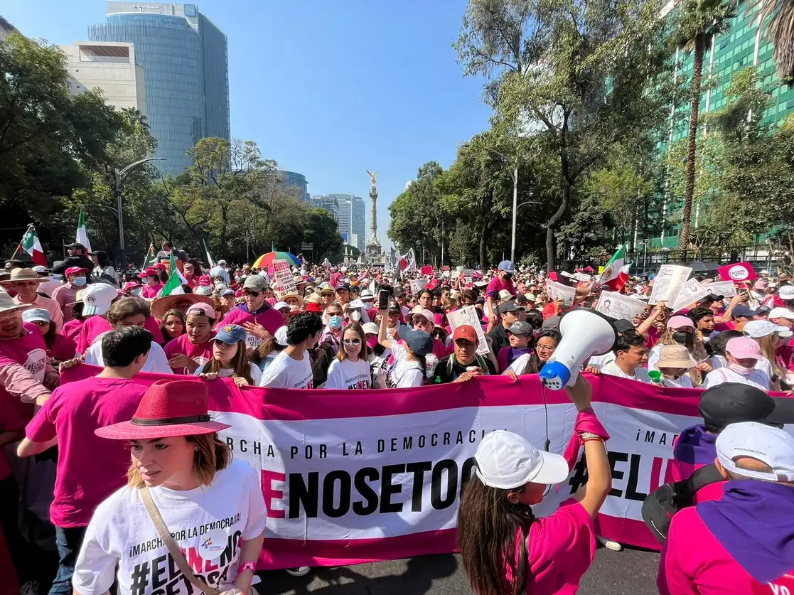  Integrantes de la marcha a minutos de iniciar su recorrido hacia el Monumento a la Revolución, el 13 de noviembre de 2022. Foto Marco Peláez