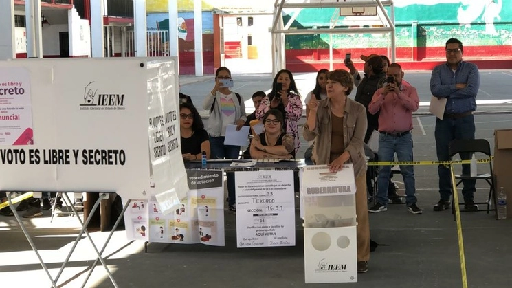 La candidata de Juntos Haremos Historia a la gubernatura del estado de México, Delfina Gómez, ayer, al emitir su voto en una casilla. Foto Javier Salinas 