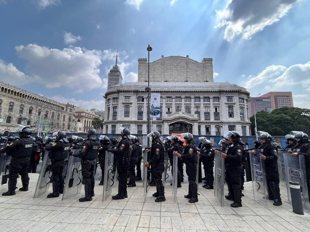 Elementos de la SSC capitalina, ubicados a atrás del Palacio de Bellas Artes, se encuentran reunidos previo a la marcha en conmemoración del 55 aniversario de la matanza del 2 de octubre, en la Ciudad de México, el 2 de octubre de 2023. Foto Luis Castillo