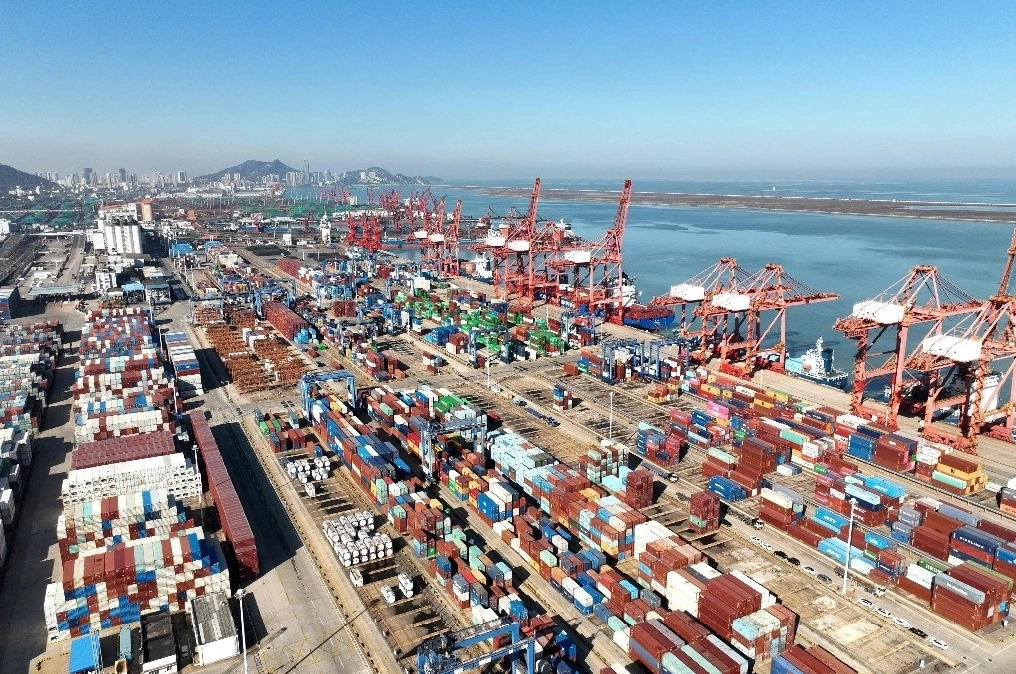 Grúas y contenedores de envío en el puerto de Lianyungang en la provincia oriental china de Jiangsu. Foto Afp /Archivo