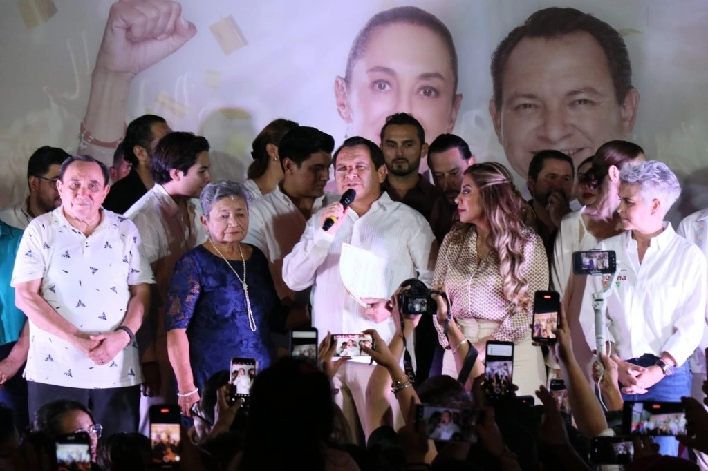 Un emocionado Joaquín ‘Huacho’ Díaz, de Morena, PT y PVEM, se comprometió anoche con los yucatecos a ejercer un buen gobierno y los invitó a que en octubre lo acompañen a la Plaza Grande, en Mérida, para entrar al palacio de gobierno. Foto Luis A. Boffil