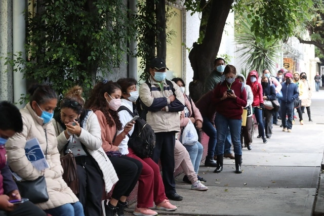 Personas esperan su turno para someterse a una prueba de covid-19 en la CDMX. Foto Luis Castillo / Archivo