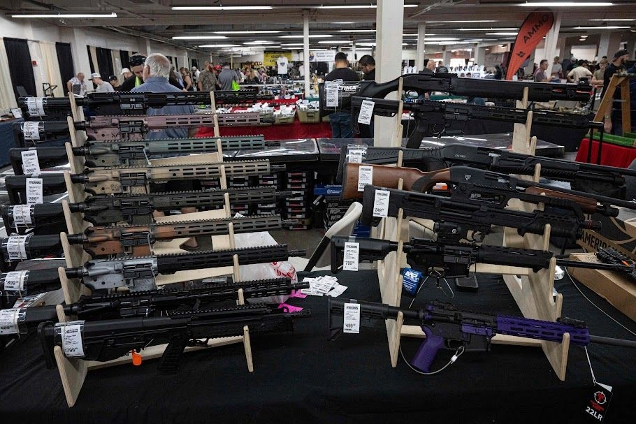 Las exposiciones de pistolas y rifles son cosa común en Estados Unidos. Aquí, una de ellas celebrada en Arizona. Foto
