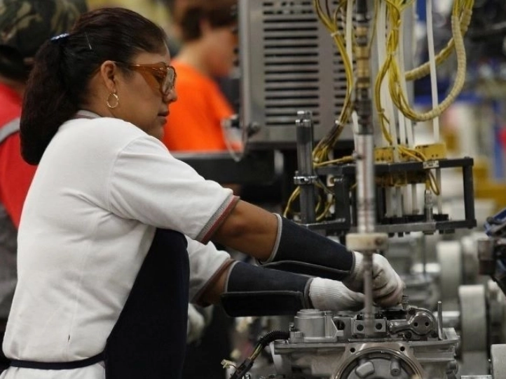 Las horas que trabajó el personal ocupado total, a tasa mensual, crecieron 0.5 por ciento, en el cuarto mes de 2025.