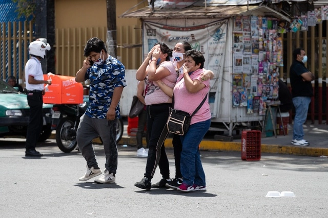 Familiares de pacientes Covid-19 en las inmediaciones del HGM. Foto Pablo Ramos