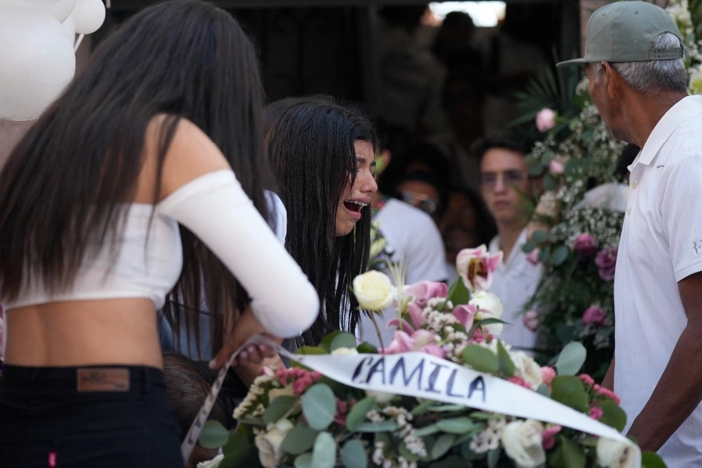 Familiares durante el entierro de la niña Camila en Taxco, Guerrero, el pasado 29 de marzo. Foto Ap 