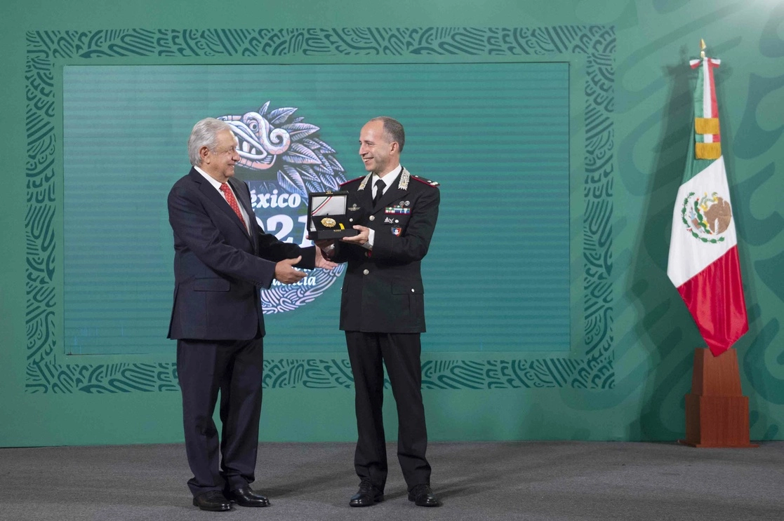 El presidente Andrés Manuel López Obrador hace entrega de la Orden Mexicana del Águila Azteca al mando policial italiano Roberto Riccardi, el 27 de septiembre de 2021. Fotocortesía Presidencia