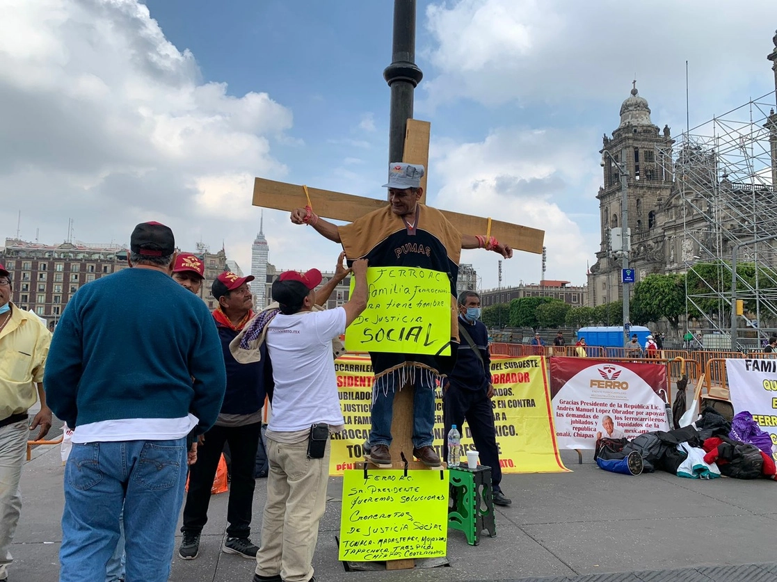 Integrantes del Frente Ferrocarrilero de Reconstrucción Social se crucifican en la plancha del Zócalo de la Ciudad de México. Foto Alfredo Domínguez