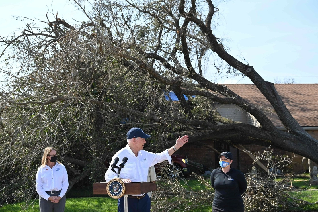El presidente Joe Biden recorrió el vecindario de Cambridge en LaPlace, Luisiana. Foto Afp