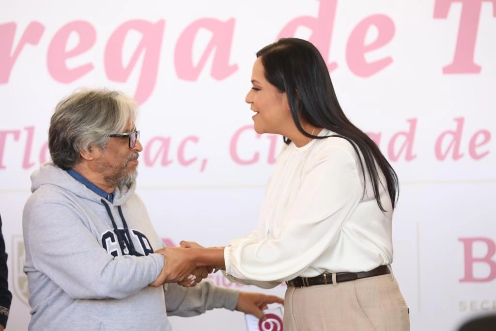 La secretaria del Bienestar, Ariadna Montiel encabezó en Tláhuac la entrega de tarjetas bancarias para el subsidio de la pensión. Foto cortesía de la Secretaría del Bienestar 