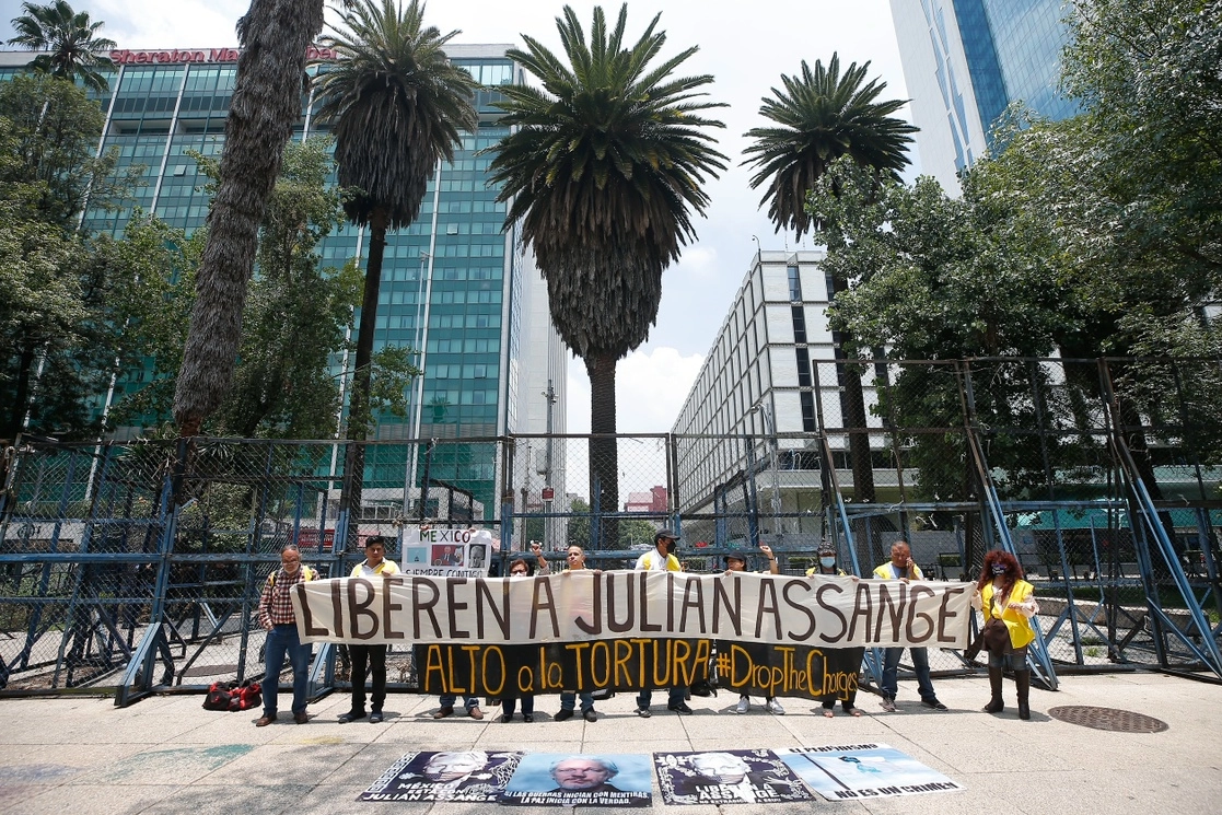 Simpatizantes del fundador de Wikileaks realizaron una manifestación en la CDMX. Foto Víctor Camacho