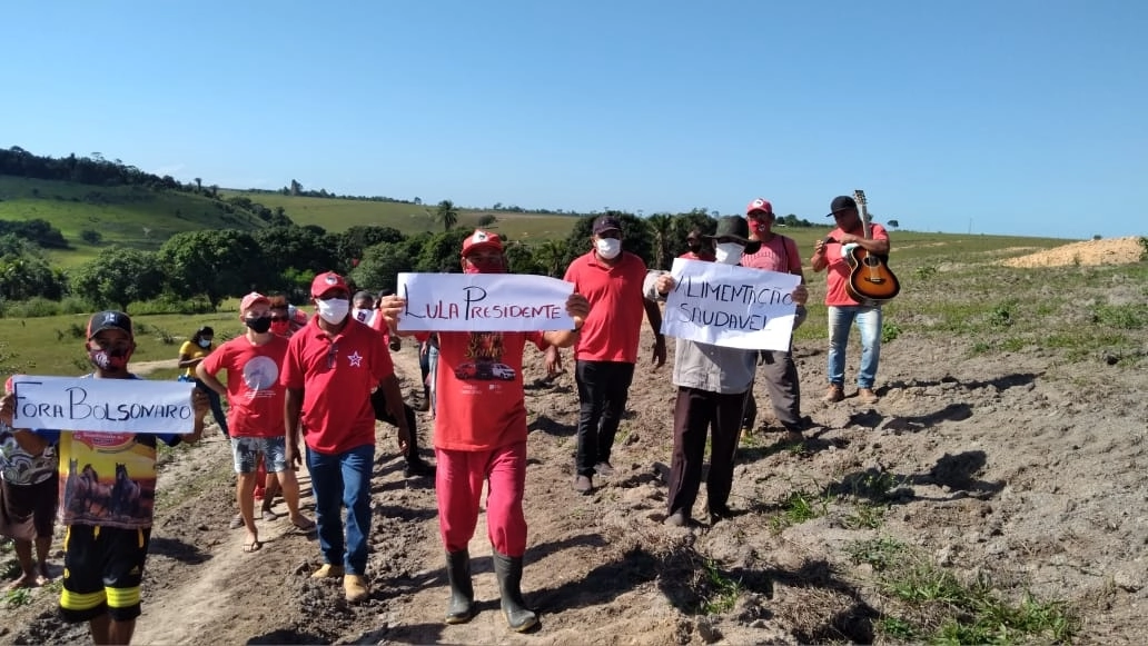 Campesinos brasileños del municipio de Mucurie, en la región de Extremos Sul do Bahía, rindieron homenaje a las víctimas de la matanza de Eldorado Carajás. Foto tomada de la página del Movimiento de los Trabajadores sin Tierra