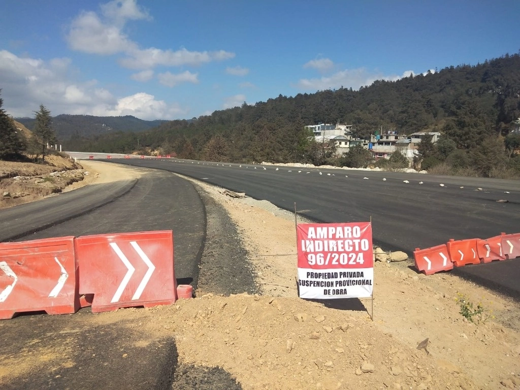 La suspensión de los trabajos es un tramo de 300 metros lineales de la carretera que atraviesa un predio que en total tiene tres hectáreas y media propiedad de una persona identificada como
Juan Hernández Solís. Foto Ricardo Montoya