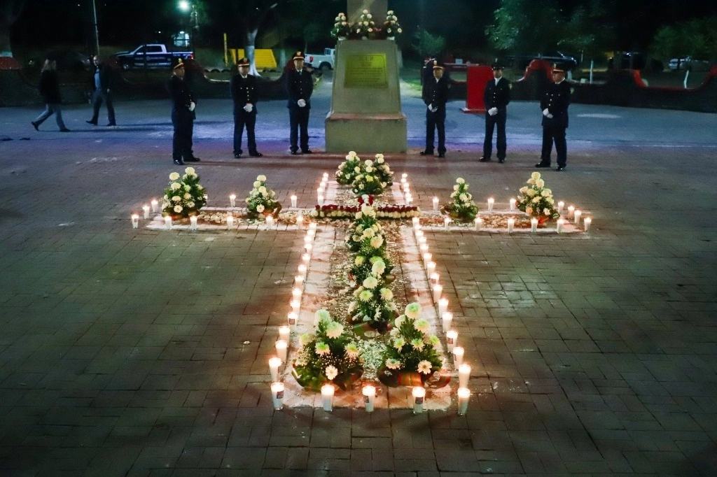 En tanto de madrugada, a las 05:30 horas de este día, el alcalde Marco Antonio Rodríguez Hurtado acompañado por su esposa, María Gómez Martínez, y personal de la alcaldía, encabezó la ceremonia solemne en honor a las víctimas de la explosión de 1984. Foto 'La Jornada'