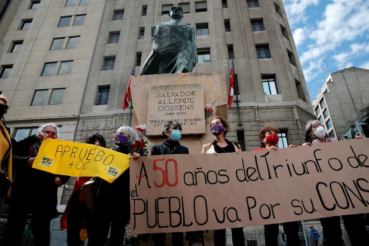 Partidarios de la izquierda se reunieron para conmemorar medio siglo del triunfo socialista en Chile por medio del voto. Foto Afp