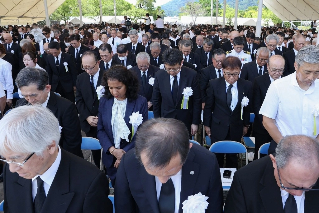 Ciudadanos y autoridades de Nagasaki, Japón, rindieron homenaje a las víctimas del bombardeo atómico ocurrido el 9 de agosto de 1945. Foto Afp
