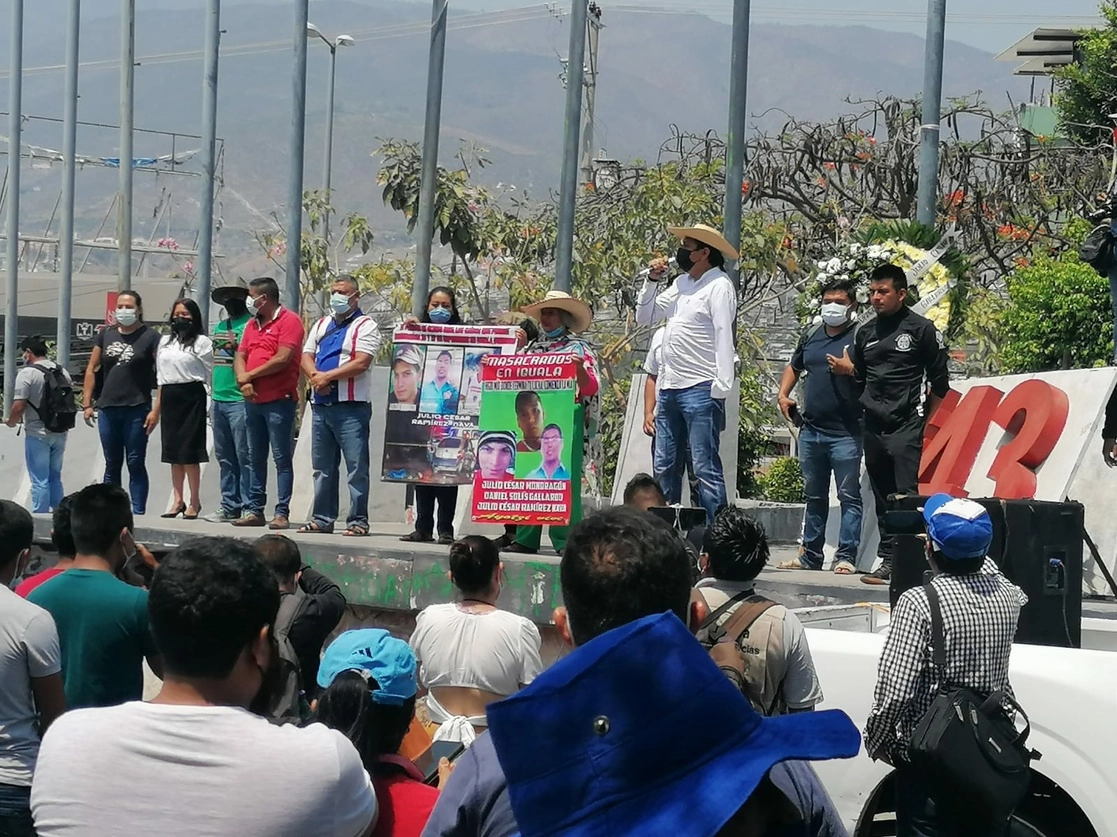 Estudiantes y maestros reprocharon que el ex gobernador Aguirre Rivero, implicado en la desaparición de los 43 normalistas “participe en las campañas". Foto Sergio Ocampo