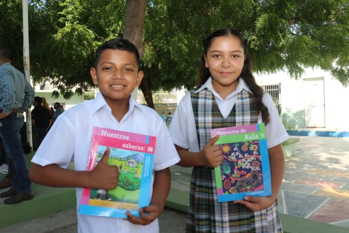 Alumnos reciben Libros de Texto Gratuito de la Nueva Escuela Mexicana en imagen de archivo. Foto 