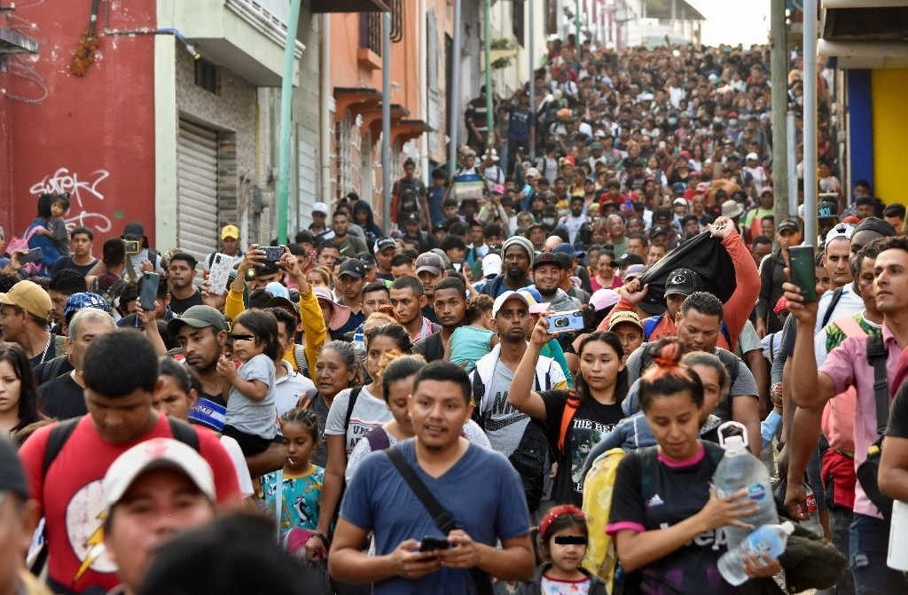 Migrantes comienzan a caminar hacia el norte camino a la Ciudad de México desde Tapachula, estado de Chiapas, México, el domingo 23 de abril de 2023. Foto AP 