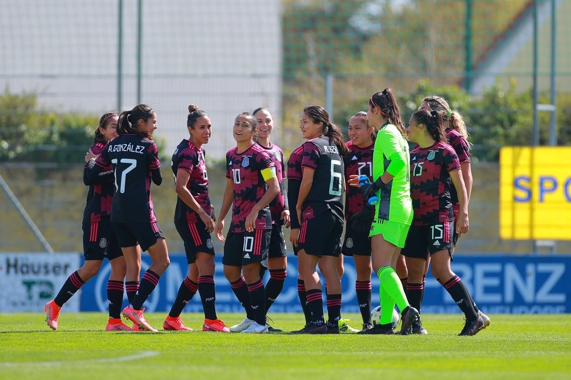La selección femenil, que camina hacia las eliminatorias mundialistas, disputará hoy un segundo duelo amistoso contra las estadunidenses, que se preparan para los Juegos Olímpicos. Foto tomada del Twitter de @MiseleccionFem / Archivo