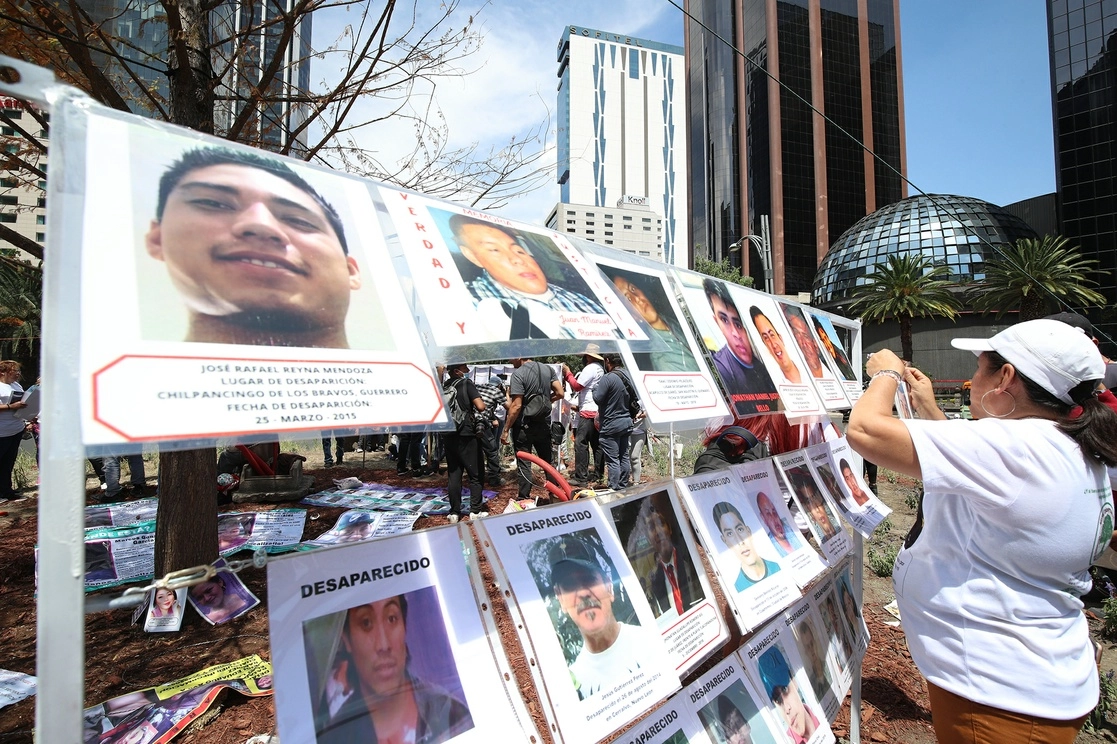 Integrantes del Colectivo Hasta Encontrarles realizan una acción de memoria contra la desaparición en la Glorieta de Las y Los Desaparecidos, el pasado 12 de junio. Foto María Luisa Severiano