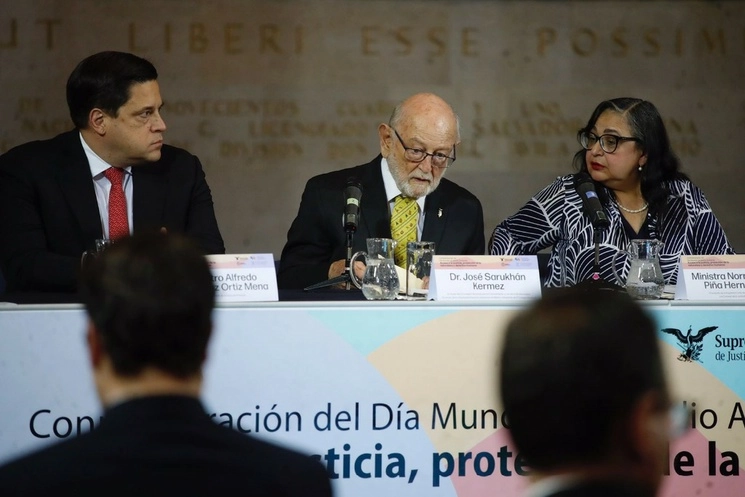 La ministra presidenta de la SCJN, Norma Lucía Piña (c,der) y el académico José Sarukhán (c) presidieron la conmemoración del Día Mundial del Medio Ambiente. Foto Cristina Rodríguez