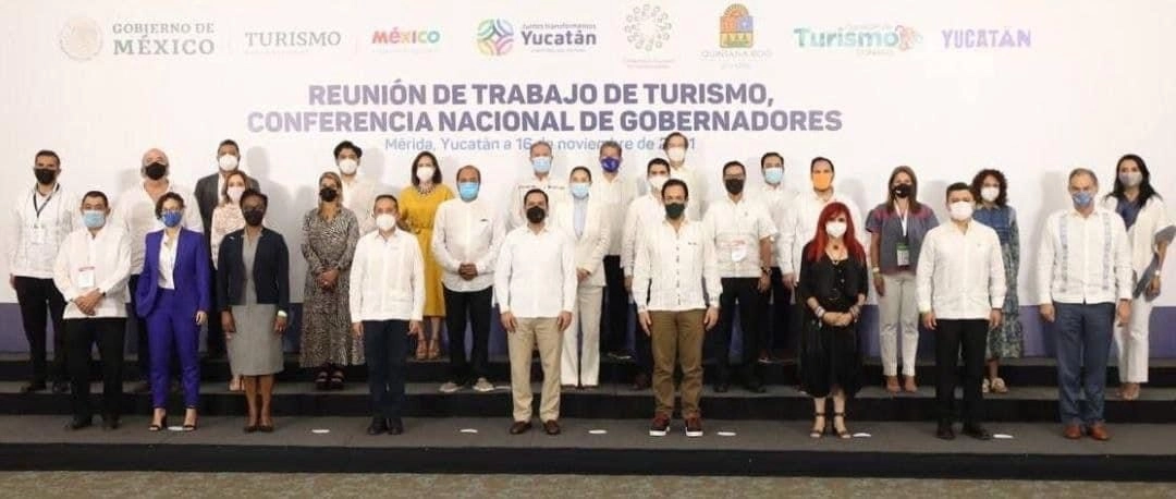 Los mandatarios estatales posan para la foto oficial. Foto Luis Boffil