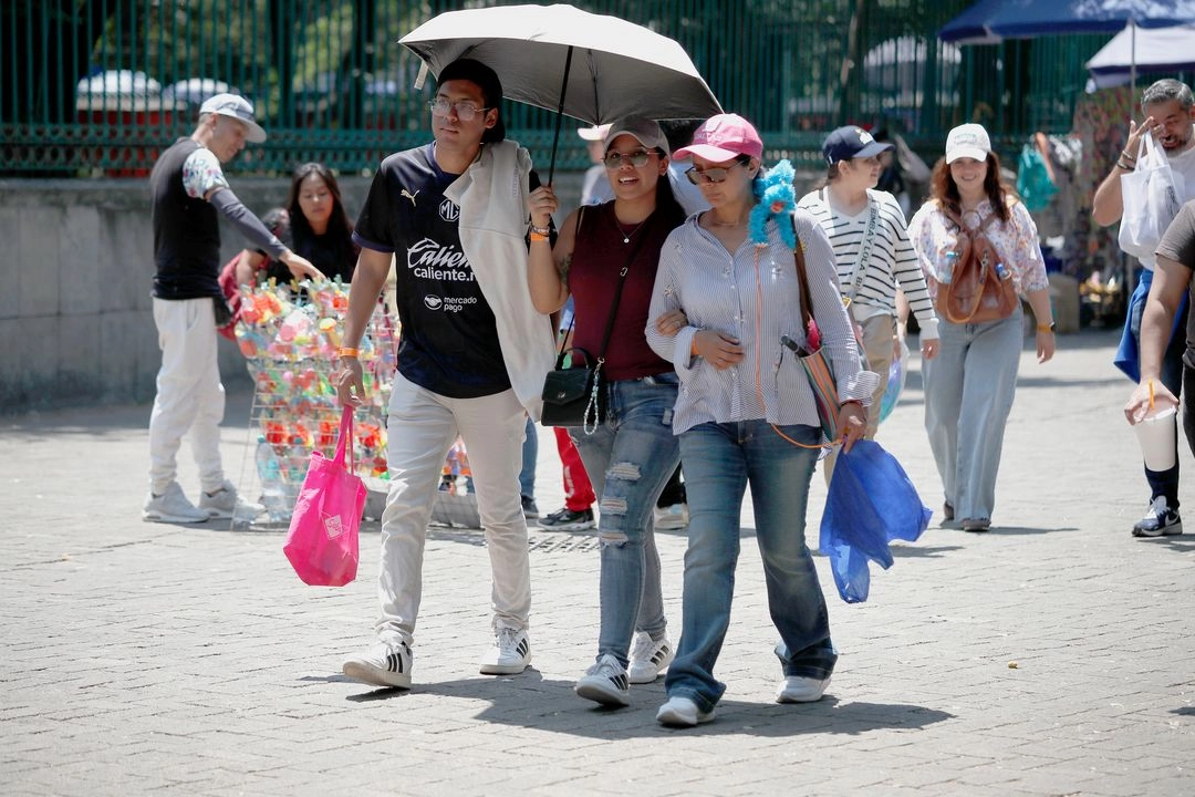 Personas caminan por calles de CDMX en imagen de archivo. Foto 