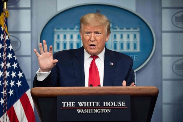 El presidente de Estados Unidos, Donald Trump, dijo este viernes en Twitter que se deben salvar las aerolíneas del país, mientras su gobierno se prepara para informar al sector este fin de semana sobre los términos de una ayuda por 32 mil mdd. Foto Afp