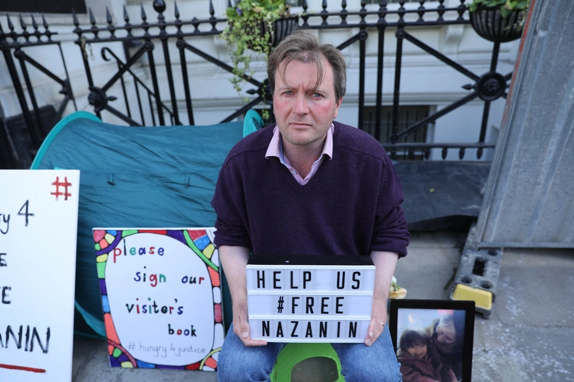 Richard Ratcliffe, esposo de Nazanin Zaghari-Ratcliffe, frente a la sede del Ministerio de Relaciones Exteriores de Gran Bretaña. Foto Afp