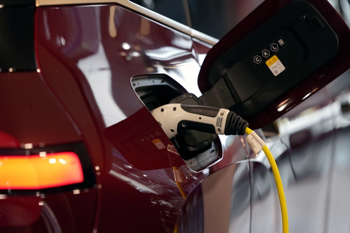 Un vehículo eléctrico BMW iX es cargado en una estación en Europa. Foto Ap