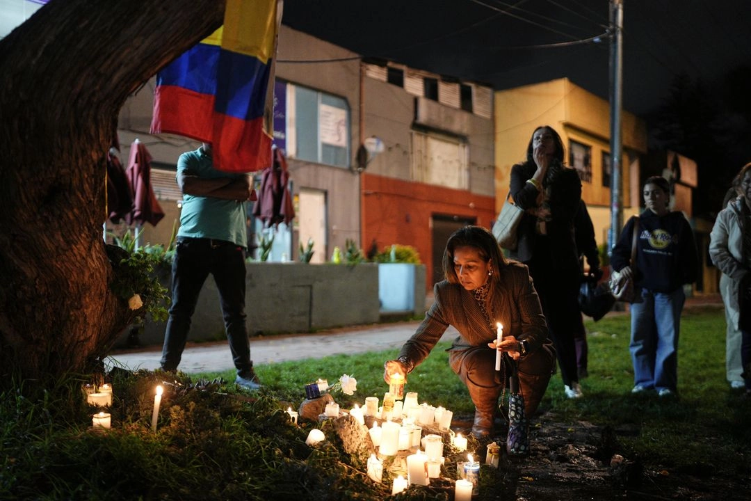 La gente enciende velas en apoyo al senador colombiano Miguel Uribe en el lugar donde recibió tres disparos durante un mitin político en Bogotá, Colombia, el 9 de junio de 2025.