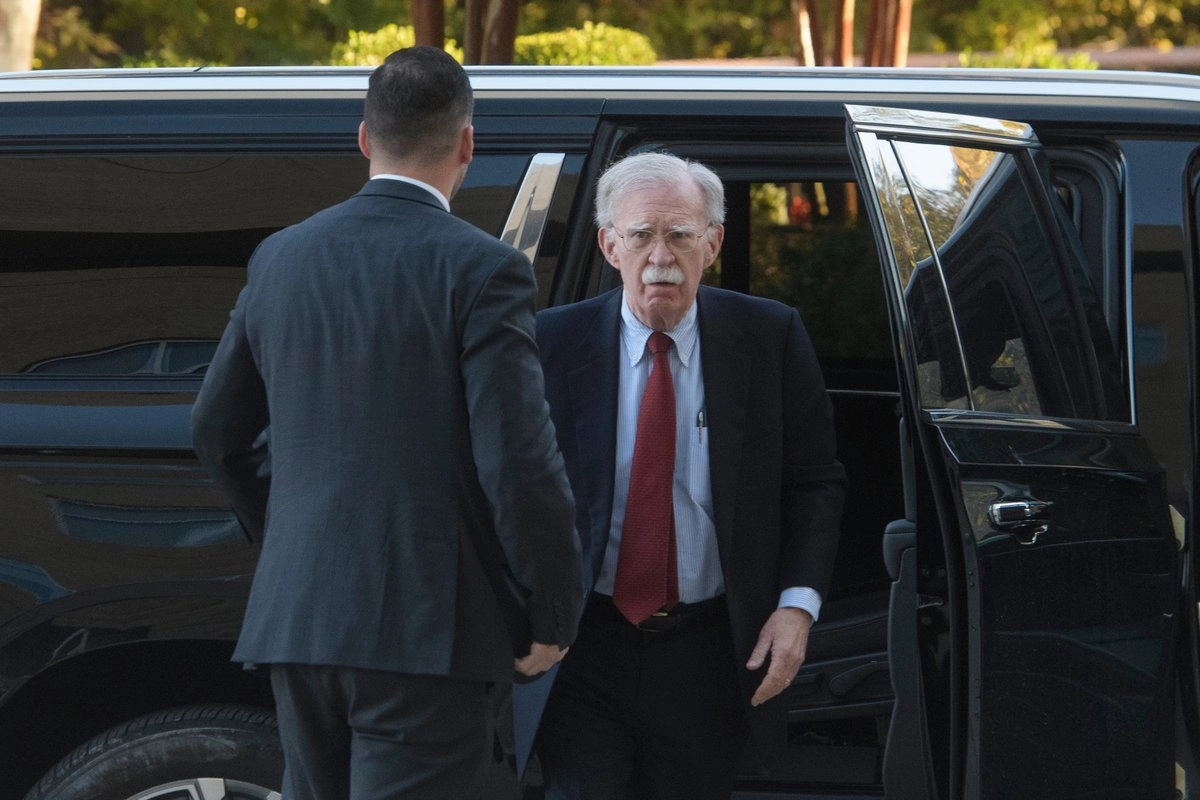 El ex asesor de seguridad nacional de la administración Trump, John Bolton, llega para su lectura de cargos en el Tribunal Federal de Greenbelt, Maryland, el 17 de octubre de 2025.