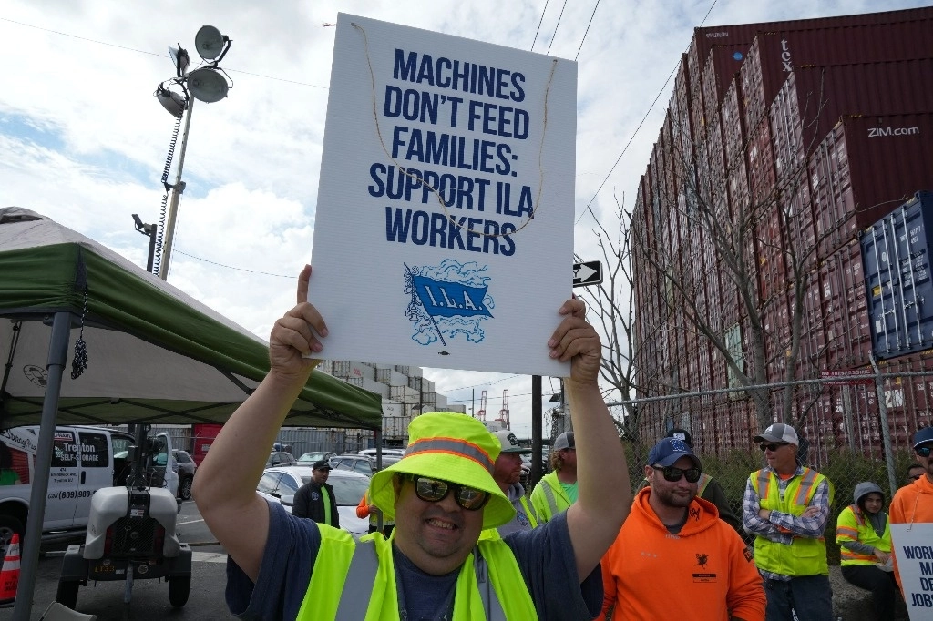 Los trabajadores portuarios se encuentran en huelga en Port Newark, en Nueva Jersey, el 1 de octubre de 2024. Foto Afp