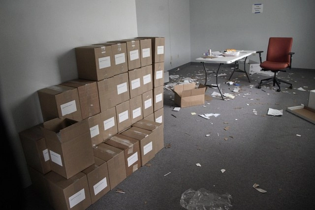 Cajas con el registro de los votantes apiladas en las oficinas del partido demócrata en Iowa. Foto Afp