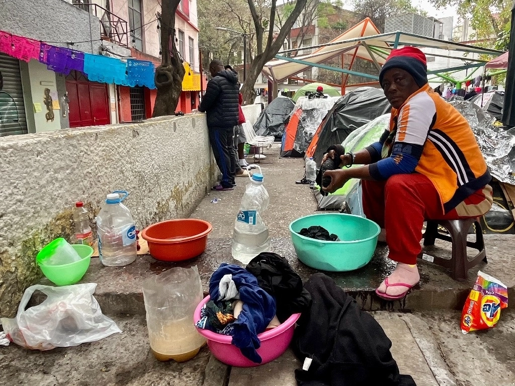 Migrante a su paso por CDMX en imagen de archivo. Foto Luis Castillo 