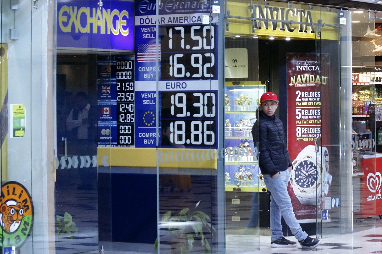 El peso se deprecia 0.12 por ciento, para operar en alrededor de 16.9811 unidades por dólar. Foto María Luisa Severiano
