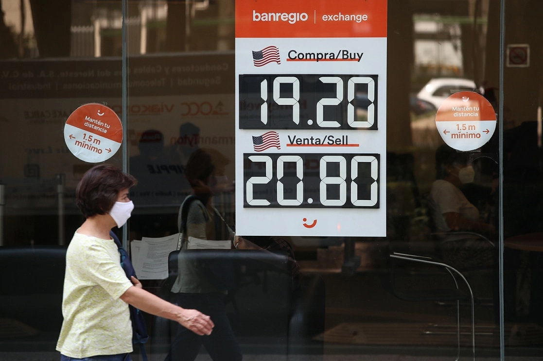 La moneda mexicana perdió 0.66 por ciento y cerró la sesión en 20.3975 pesos por dólar spot. Foto María Luisa Severiano/Archivo
