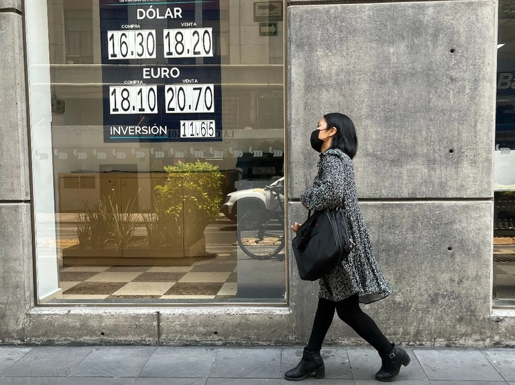 Cotización en una sucursal bancaria de la Ciudad de México. Foto José Antonio López / Archivo