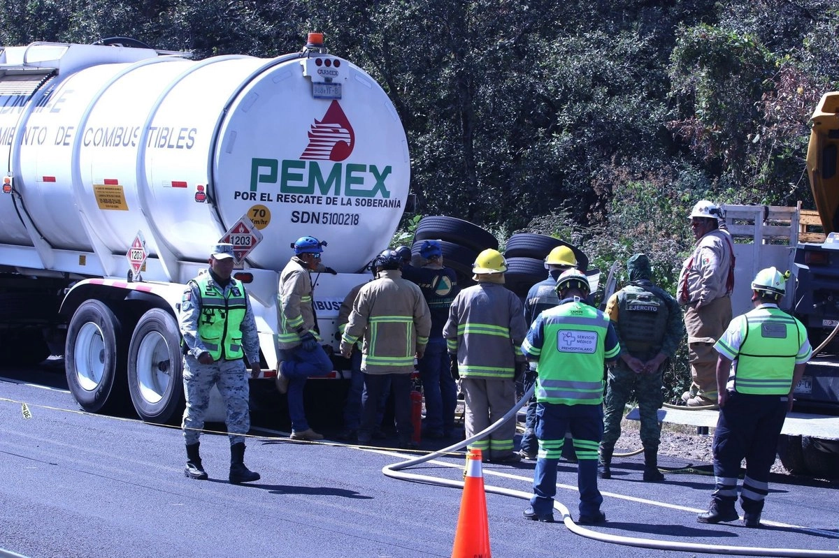 Elementos de auxilio y de la SSC acudieron a calles de la colonia San Juan Aragón para evaluar los daños de la pipa con combustible que se impactó en un muro de contención. Foto  