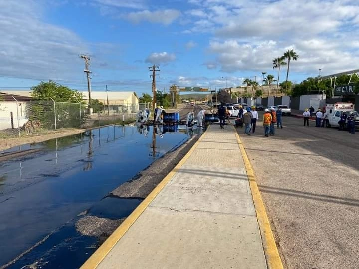 Protección Civil del estados aclaró que no hay daño ecológico porque el combustóleo se contuvo sobre el asfalto y no llegó a la playa. Foto La Jornada