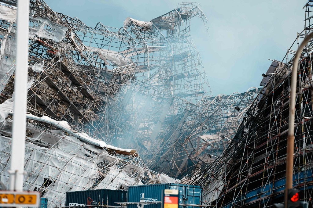 The façade of the old Copanhagen Stock Exchange collapses due to fire